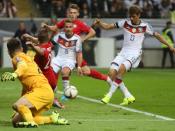 Thomas Müller (r) brauchte den Ball nur über die Torlinie zu drücken. Foto: Fredrik von Erichsen