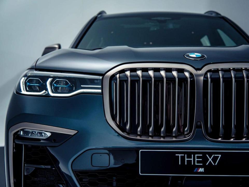 全新BMW X7 M50i以寬闊霸氣的鈰灰色水箱護罩為核心，搭配侵略性十足的湛藍色智慧雷射頭燈(含Glare-free光型變化功能)，出場即佔據眾人目光。