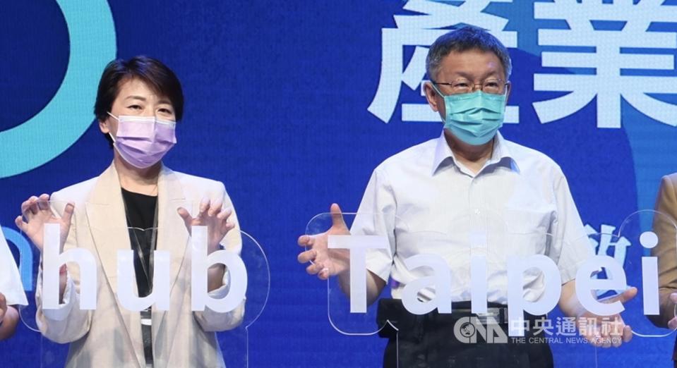 
台北市長柯文哲（左4）4日在台北，出席「台北市跨境電商產業發展中心」啟動記者會，柯文哲主持啟動儀式。
中央社