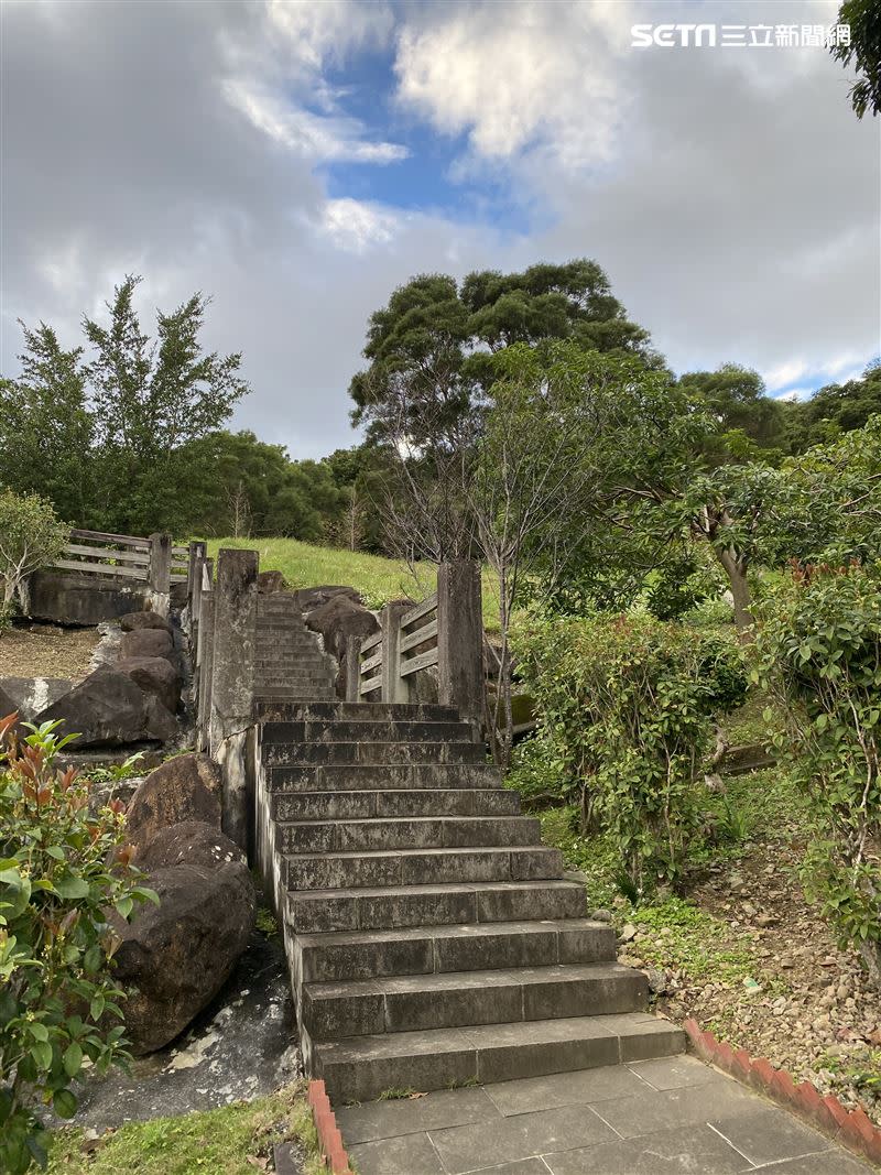 行天宮北投分宮通往後山忠義山的步道。