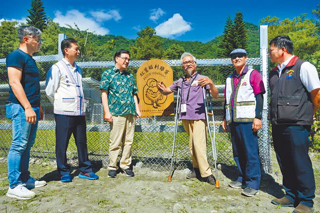 紅葉福利雞蛋生產合作社4日舉行共有雞舍開幕活動，原住民族委員會主委夷將．拔路兒（左三）、萬榮鄉長梁光明（左二）、合作社理事主席林榮輝（右三）等人走訪雞舍了解環境。（王志偉攝）