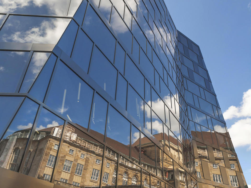 Die neue Uni-Bibliothek in Freiburg ist blendend – im wahrsten Sinne des Wortes. Die Sonnenstrahlen spiegeln sich nämlich in der Glasfassade. Das ist so spektakulär wie gefährlich: Autofahrer, die an dem Bau vorbeifahren, werden geblendet. Das Gebäude muss daher an kritischen Sommertagen verhüllt werden. (Bild-Copyright: Helmut Meyer zur Capellen/imageBROKER/REX Shutterstock)