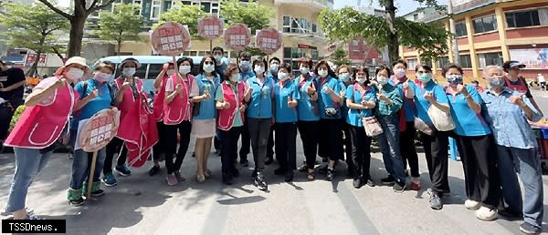 國民黨基隆市黨部在母親節前夕，在傳統市場舉辦「反萊豬、護健康、媽媽全部站出來」的活動，呼籲婆婆媽媽在八二八以選票「反萊豬、挺國產豬」。<br /><br />（記者林玉棋翻攝）