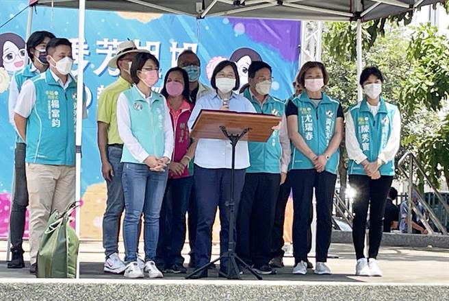 蔡英文總統在埔心鄉行程後，趕往彰化市陽明公園參加黃秀芳舉辦的親子活動。(吳敏菁攝)