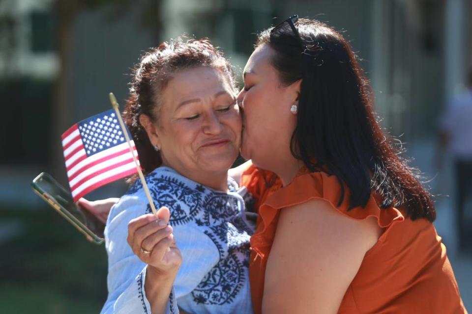 Jéssica Rodríguez besa a su madre Mercedes Heredia, quien obtuvo la ciudadanía estadounidense el jueves 22 de septiembre en las oficinas del Servicio de Ciudadanía e Inmigración de Estados Unidos en Fresno. La foto ganó el premio nacional José Martí a la mejor foto comunitaria.