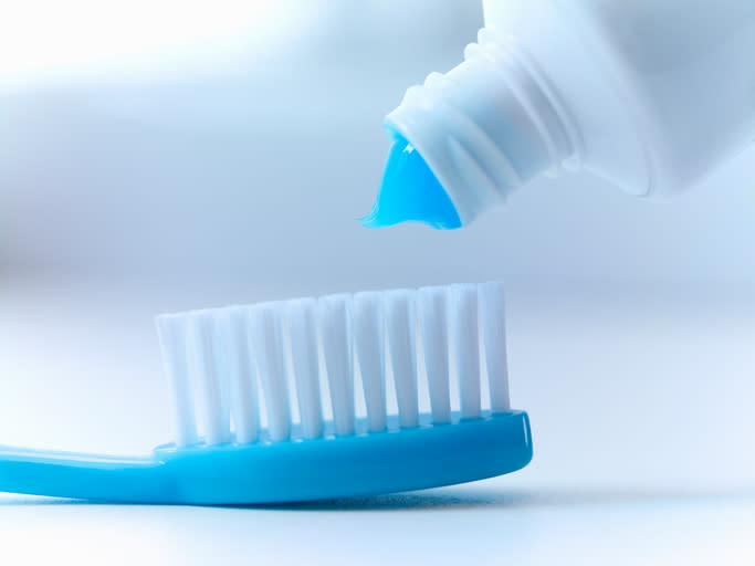 Con algunos sencillos consejos puedes elegir la mejor pasta de dientes para ti. – Foto: Adam Gault/Getty Images