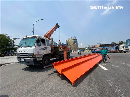 鋼鐵條墜落，後方野馬跑車遭波及。（圖／沈先生授權提供）