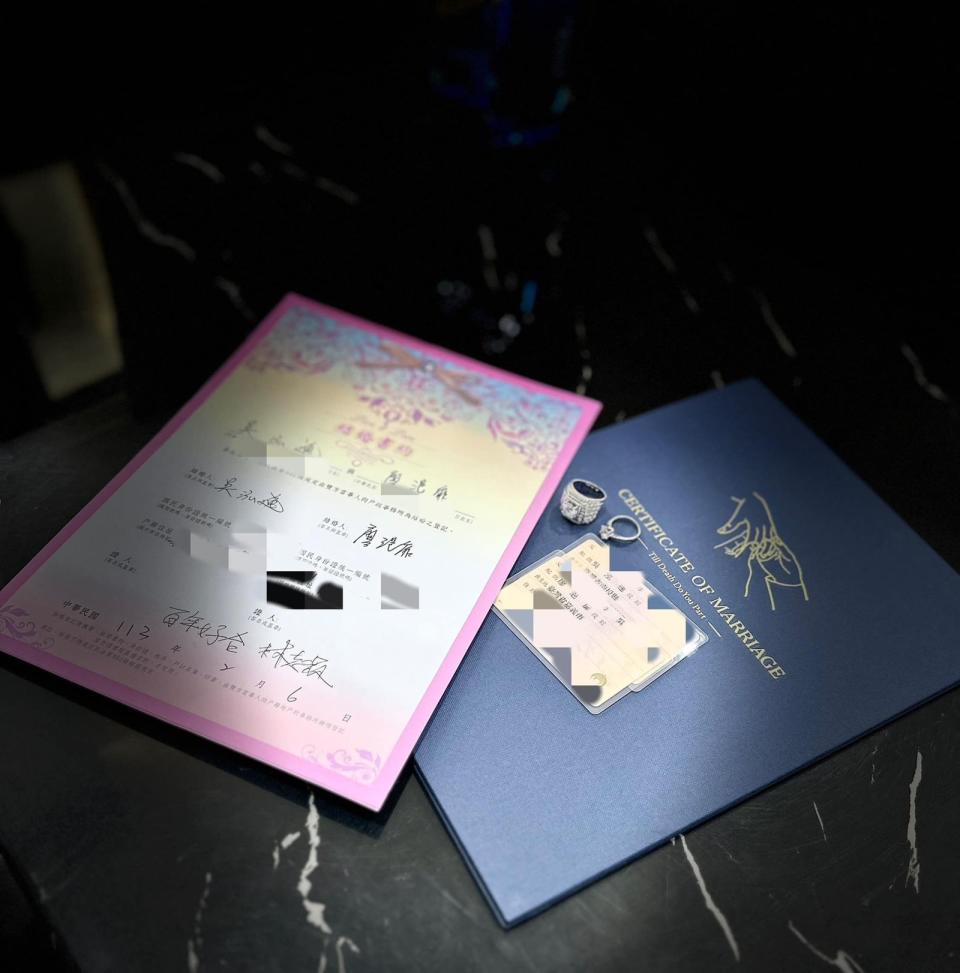 網紅鳳梨曬出結婚證書。（翻攝自吳泓逸臉書）