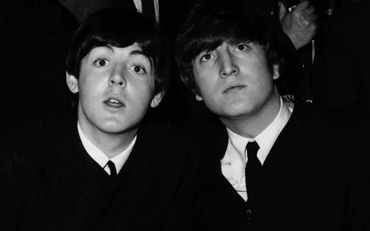 Paul McCartney (links) und John Lennon waren eines der berühmtesten Songwriter-Duos aller Zeiten. Jetzt haben die Söhne der beiden Beatles-Legenden einen gemeinsamen Song veröffentlicht.  (Bild: William Vanderson/Fox Photos/Getty Images)