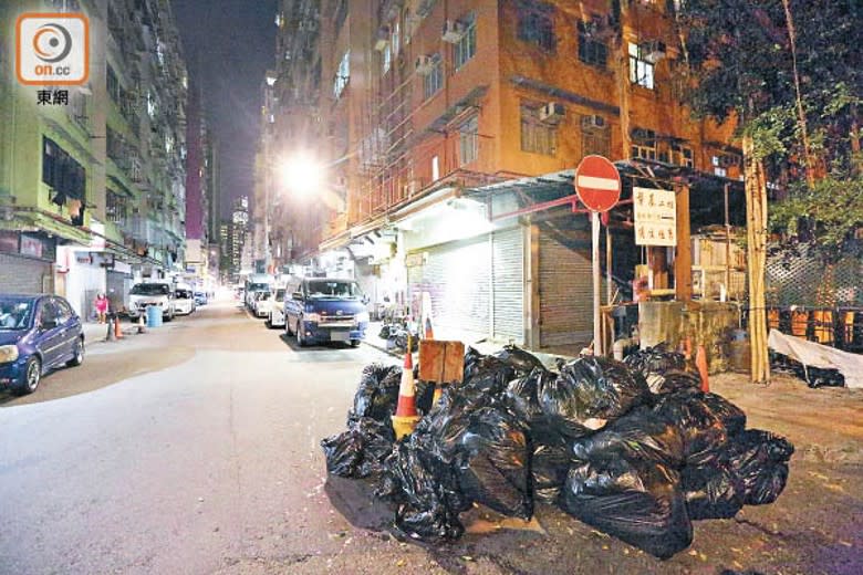 大角咀：角祥街、惠安街行人路交界有垃圾袋堆積成一座小山。（袁以諾攝）