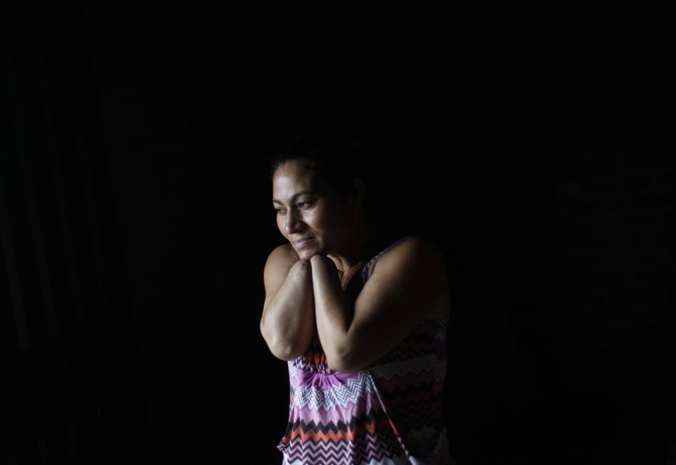 RNPS - PICTURES OF THE YEAR 2013 - Angelica Maribel Murillo, 37, poses for a photograph at her home in the La Nueva Australia neighbourhood in Tegucigalpa August 21, 2013. Angelica's husband attacked her in 2008, accusing her of having an affair, and cut off her two hands with a machete while trying to kill her. He is on the run since then, while she raises their four children by making and selling tortillas. Some 225 women have been killed during the first six months of 2013, according to local media. REUTERS/Jorge Cabrera (HONDURAS - Tags: SOCIETY CRIME LAW CIVIL UNREST TPX)