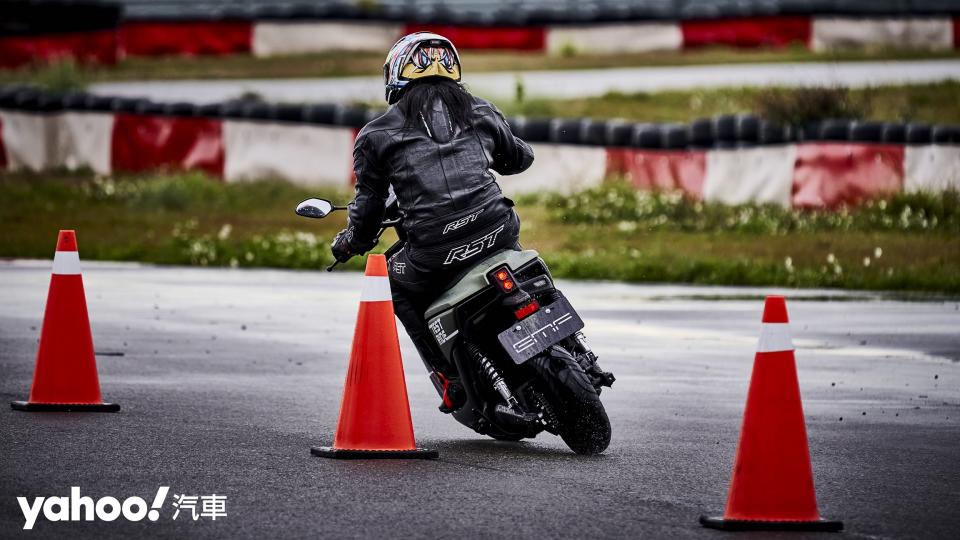 2022 Yamaha EMF小麗寶輕體驗！風雨也擋不住的樂趣其實有搞頭？！