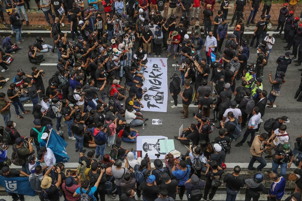 Protesters gather at the #TangkapAzamBaki rally in Kuala Lumpur January 22, 2022. ― Picture by Yusof Mat Isa