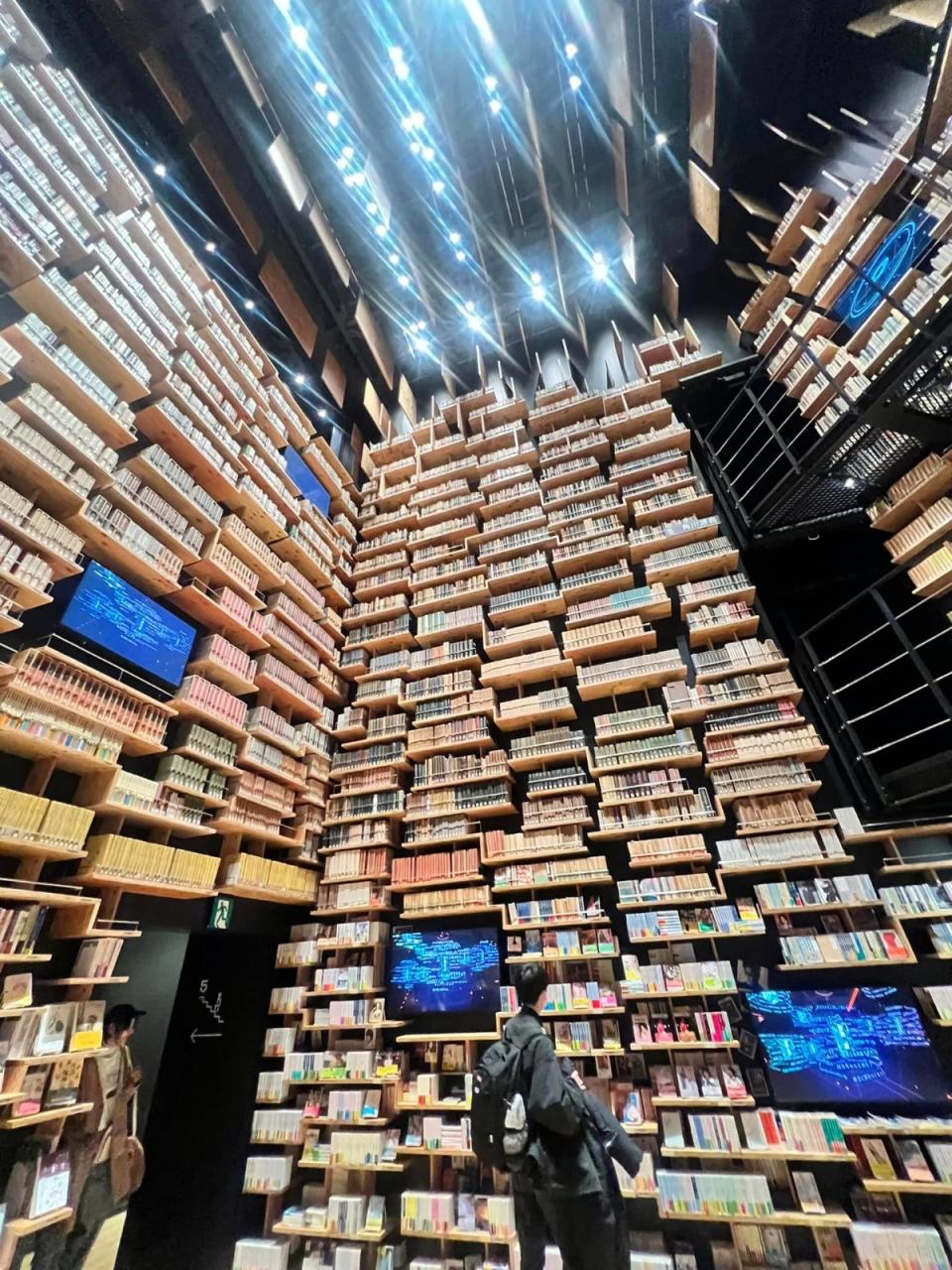 潘孟安分享赴日旅遊的口袋名單，角川武藏野博物館的書架劇場高達8公尺。翻攝潘孟安臉書