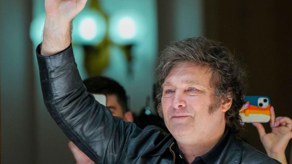 Der exzentrische Rechtspopulist Javier Milei gewann die Stichwahlen in Argentinien und wird neuer Präsident des Landes. (Natacha Pisarenko/AP/dpa)