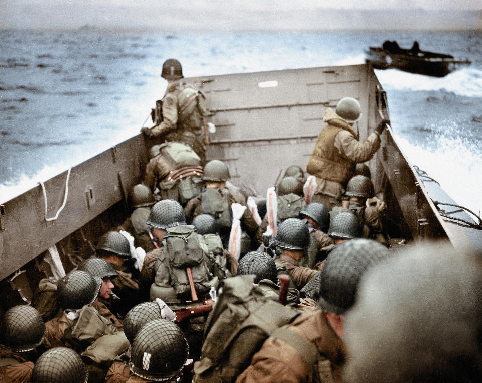 A Landing Craft, Vehicle, Personnel (LCVP) approaching Omaha Beach, Normandy, France, on June 6th 1944. These U.S. Army infantry men are amongst the first to attack the German defenses. | Galerie Bilderwelt—Getty Images