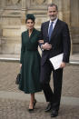 El rey Felipe VI y la reina Letizia de España salen tras la misa de acción de gracias en memoria del fallecido príncipe Felipe, duque de Edimburgo, en la Abadía de Westminster el 29 de marzo de 2022. (Foto AP/Matt Dunham)