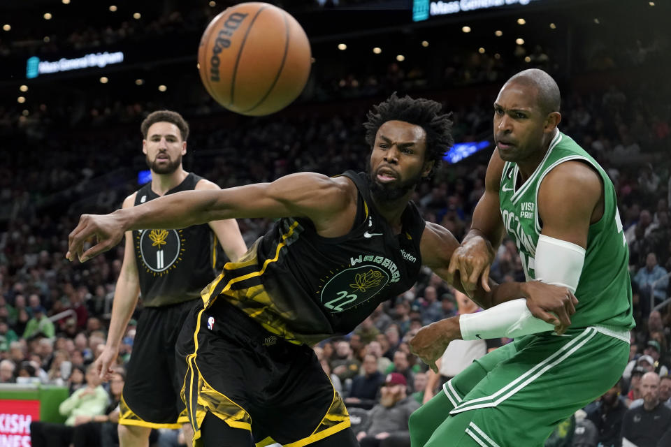 El dominicano Al Horford (derecha), de los Celtics de Boston, persigue un balón junto a Andrew Wiggins, de los Warriors de Golden State, el jueves 19 de enero de 2023 (AP Foto/Steven Senne)