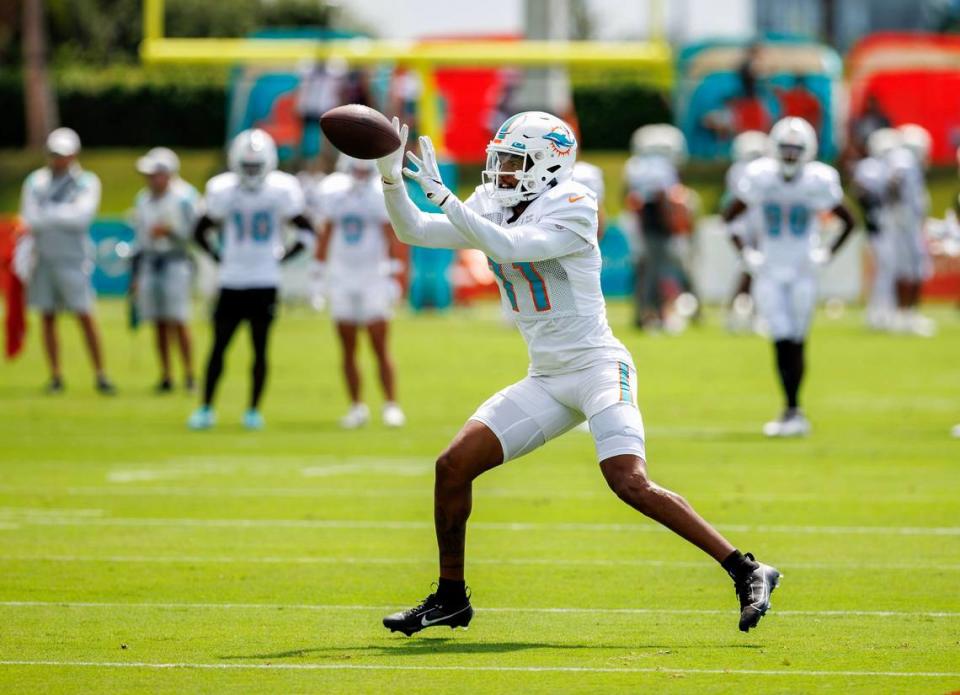 El wide receiver de los Dolphins Cedrick Wilson Jr. atrapa un balón durante el campamento de entrenamiento del equipo en el Baptist Health Training Complex en el Hard Rock Stadium, el jueves 3 de agosto de 2023 en Miami Gardens, Florida.