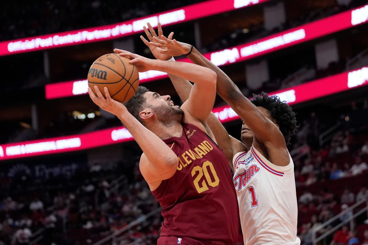 Cleveland Cavaliers' Georges Niang (20) goes up for a shot as Houston Rockets' Amen Thompson (1) defends Saturday in Houston.