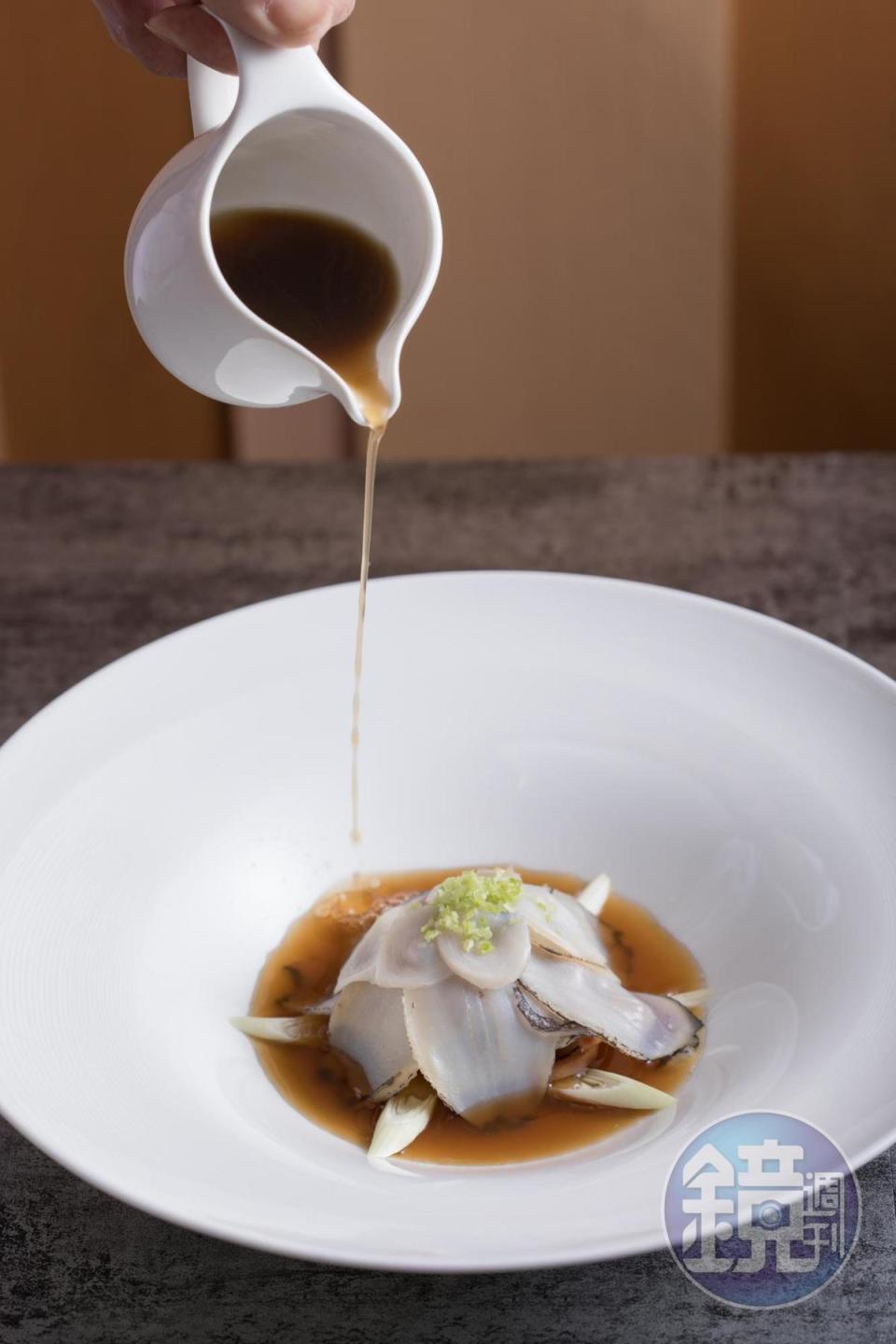 「魷魚螺肉蒜過橋鮑魚」會在客人面前以高湯淋鮑魚片，全面升級台菜氣勢。（2,500元套餐菜色）