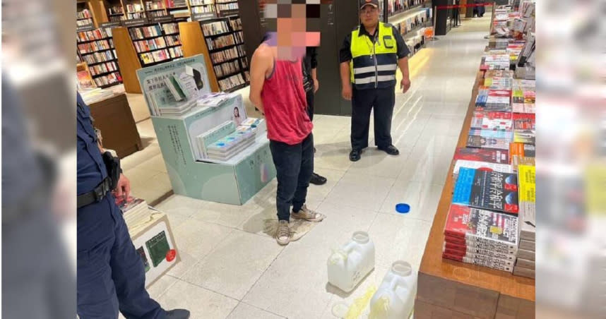 失業男企圖縱火燒台中勤美誠品書店，英勇保全上前制伏。（圖／翻攝畫面）