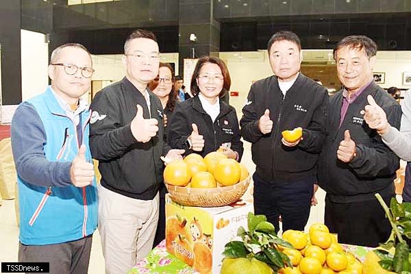 「橘莓戀」陸續登場，獅潭鄉長劉淑能（中）歡迎全國各地鄉親與遊客前來獅潭體驗採果及酸柑茶DIY樂趣。（記者江乾松攝）