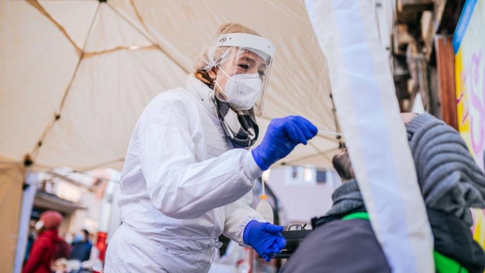 Lisa Federle haciendo una prueba de covid