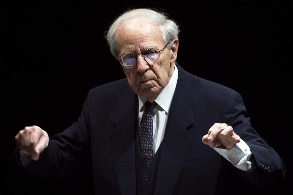 <p><b>Pierre Boulez -</b> Le compositeur et chef d'orchestre français, 90 ans, est décédé mardi 5 janvier 2016 à Baden-Baden, en Allemagne, où il habitait. <br>Avec Pierre Boulez, disparaît le dernier grand représentant d'une avant-garde européenne qui, au sortir de la Seconde Guerre mondiale, a engagé la musique dans des chemins radicaux.<br>François Hollande a salué la mémoire de celui qui, selon lui, “a fait briller la musique française dans le monde”.</p><p><b>Ce contenu peut également vous intéresser :</b> <b><a rel="nofollow" href="https://fr.news.yahoo.com/photos/ils-nous-ont-quittes-en-2015-1420472594-slideshow/" data-ylk="slk:Ils nous ont quittés en 2015;elm:context_link;itc:0;sec:content-canvas;outcm:mb_qualified_link;_E:mb_qualified_link;ct:story;" class="link  yahoo-link">Ils nous ont quittés en 2015</a></b></p>