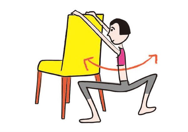 「括約肌扭轉」抓住椅背等地方後，將兩腿打開來、向下深蹲。（圖片／瑞麗美人國際媒體提供）