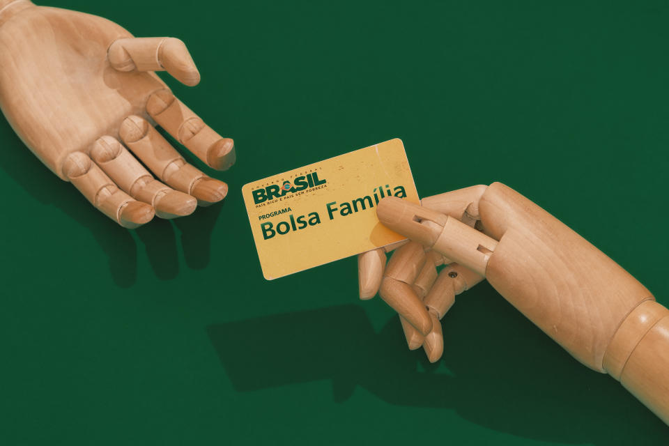 ***ARQUIVO***SÃO PAULO, SP, 19.03.2020 - Still de mãos segurando um cartão do Bolsa Família. (Foto: Gabriel Cabral/Folhapress)
