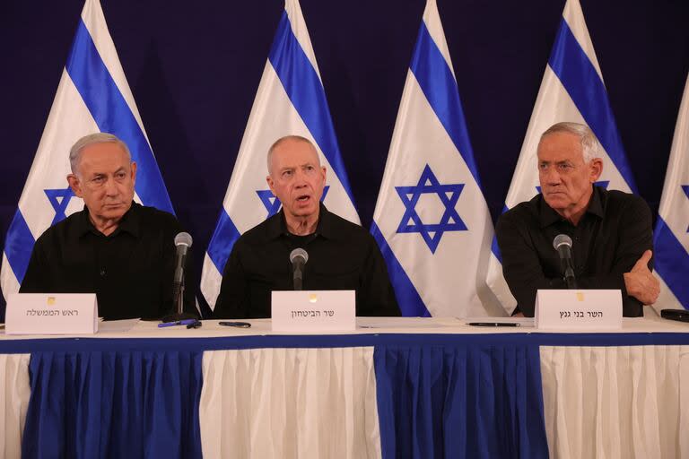 El primer ministro de Israel, Benjamin Netanyahu, el ministro de Defensa, Yoav Gallant y el ministro del gabinete, Benny Gantz, hablan durante una conferencia de prensa en la base militar de Kirya, en Tel Aviv, Israel, el 28 de octubre de 2023