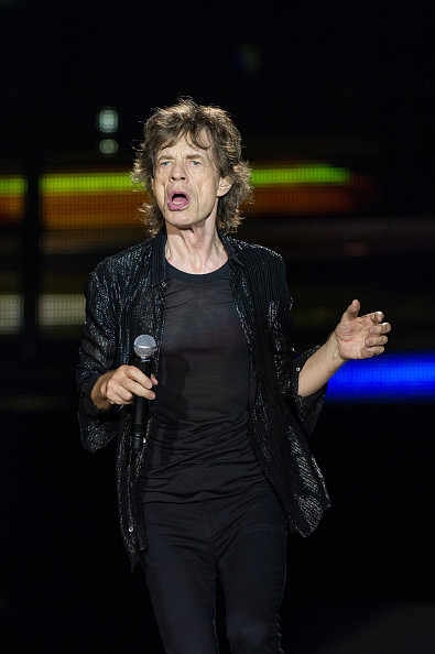 Con una fortuna estimada en $225 millones, Mick Jagger podría tal vez desprenderse de unos dolaritos cuando de dejar propina se trata. Se cuenta que él cenó en una pizzería en Washington DC y en una cuenta de $90 dejó $10. En algunos foros de meseros se discute lo duro que es.