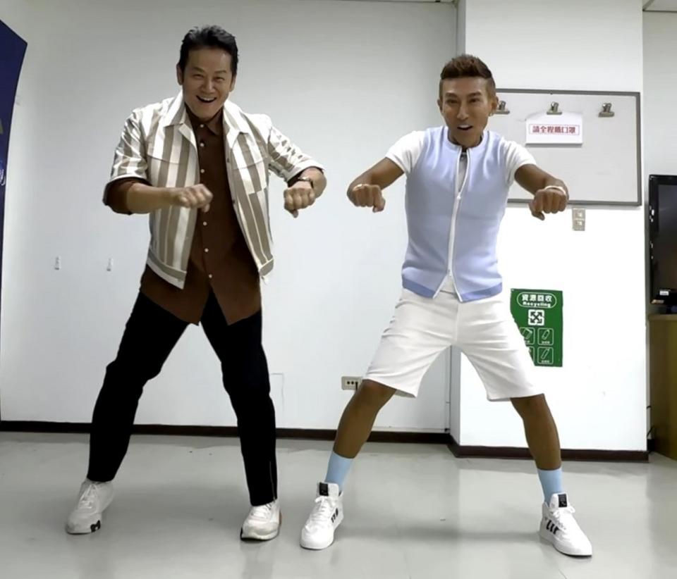 徐乃麟（左）和潘若迪合跳機車舞，被稱讚可愛。艾迪昇傳播提供