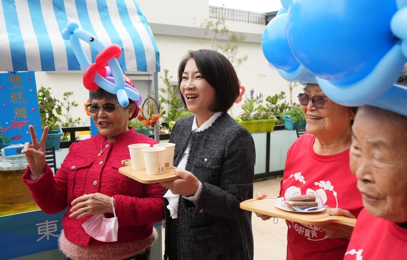 東港聯合辦公大樓剪綵  周春米視察日間照護中心 屏東縣長周春米（左2）8日出席屏東縣政府東港聯合 辦公大樓剪綵儀式，並視察日間照護中心，與長輩互 動。日間照護中心設有小攤位，讓長輩販賣茶點活絡 心智。 中央社記者黃郁菁攝  113年3月8日 