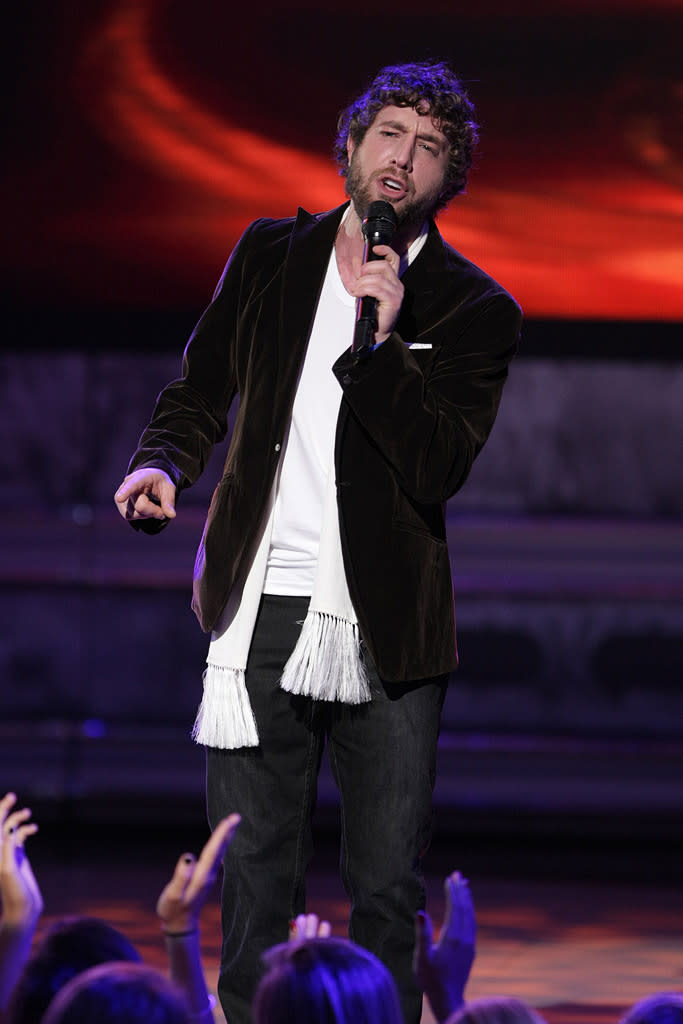 Season five finalist Elliott Yamin performs on American Idol