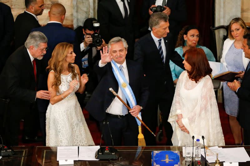 El presidente de Argentina, Alberto Fernández, saluda a los asistentes a la ceremonia de asunción en el Congreso Nacional, en Buenos Aires.