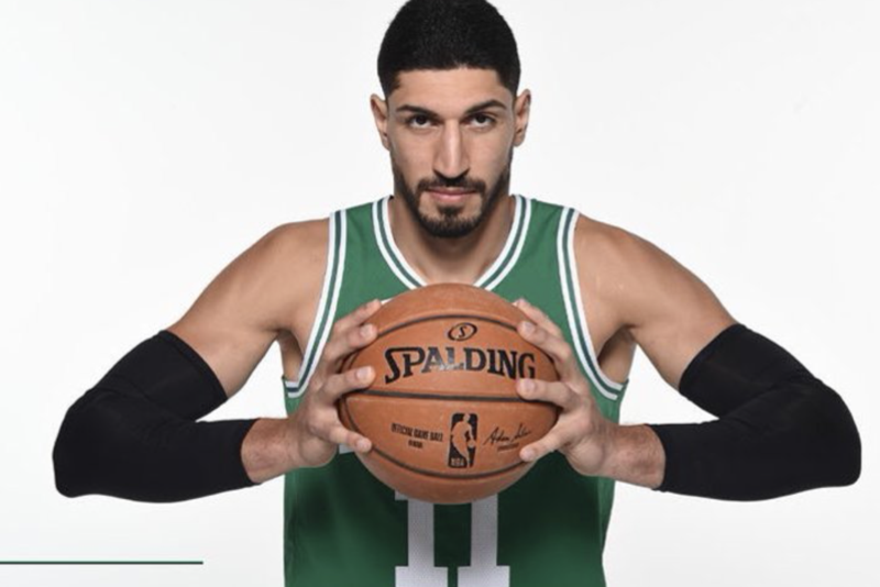 多次砲轟中國打壓人權的NBA球星坎特（Enes Kanter Freedom）日前呼籲體壇抵制冬奧。（翻攝Enes Kanter Freedom推特）