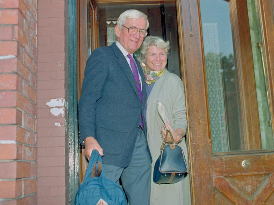 Nobel Prize winner Norman Ramsey and his wife, Ellie Welch-Ramsey, hold luggage as they leave their home in 1989