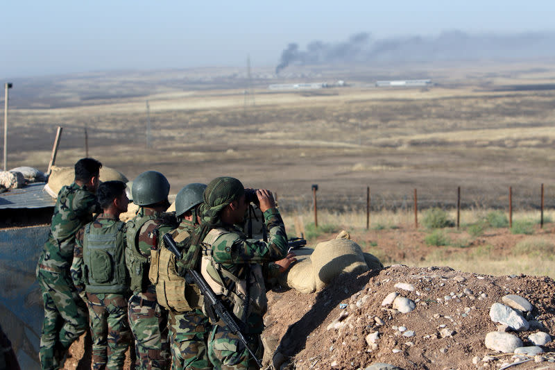 Les forces peshmergas kurdes dans un village à l'est de Mossoul. Des militaires de la coalition contre l'Etat islamique ont été repérés par une journaliste de Reuters dans le nord de l'Irak à proximité de la ligne de front entre les peshmergas kurdes et les combattants djihadistes. /Photo prise le 29 mai 2016/REUTERS/Azad Lashkari