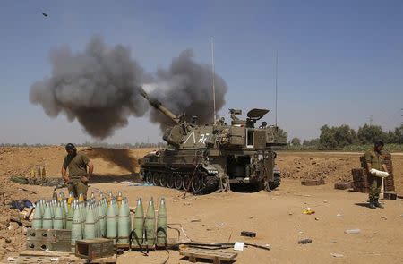 An Israeli mobile artillery unit fires towards the southern Gaza in this August 1, 2014 file photo. REUTERS/Baz Ratner/Files