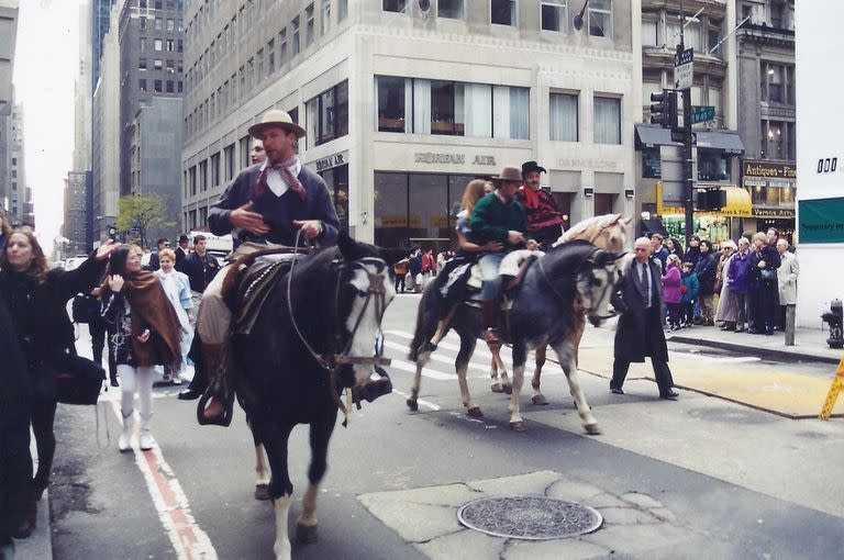 Hugo Gassioles entra a caballo a la quinta avenida en Nueva York