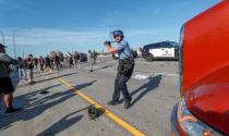 Los agentes utilizaron palos y gases lacrimógenos para despejar la autopista. (Foto: Eric Miller / Reuters).