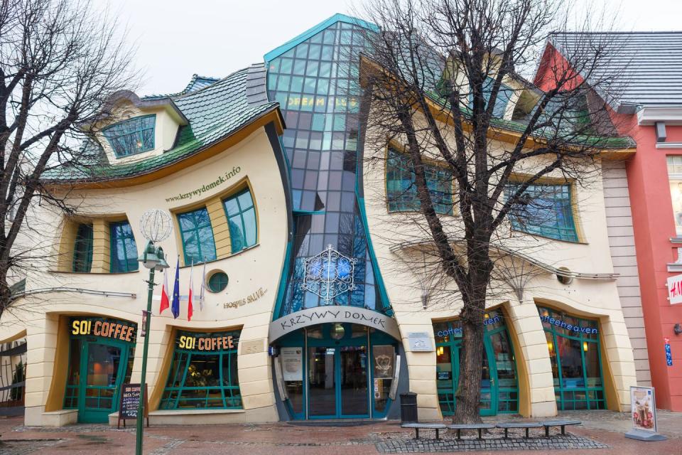 <p>'The little crooked house' looks like something from a fairytale, but it is in fact a shopping centre on a street in Sopot's Monte Cassino.</p>