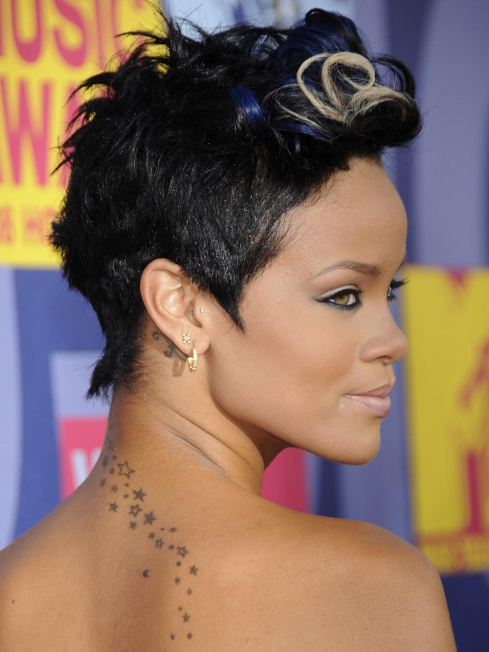 Rihanna arrives on the red carpet of the 2008 MTV Video Music Awards at Paramount Pictures Studios on September 7, 2008 in Los Angeles, California