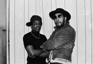 Tony Tone, des Cold Crush Brothers, et Kool Herc dans les coulisses d’un concert de T-Connection, en 1979. Kool Herc, Clive Campbell de son vrai nom, a été le premier à organiser des “block parties”, au Cedar Park, à New York. On considère qu’il a “inventé” le hip-hop le 11 août 1973 en organisant une soirée où il mixait sa musique avec deux platines.. PHOTO BBC STUDIOS 2023