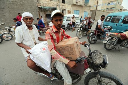 Displaced people receive aid kits distributed by the (ICRC) International Committee of the Red Cross in the war-torn Red Sea port city of Hodeidah, Yemen June 21, 2018. REUTERS/Abduljabbar Zeyad