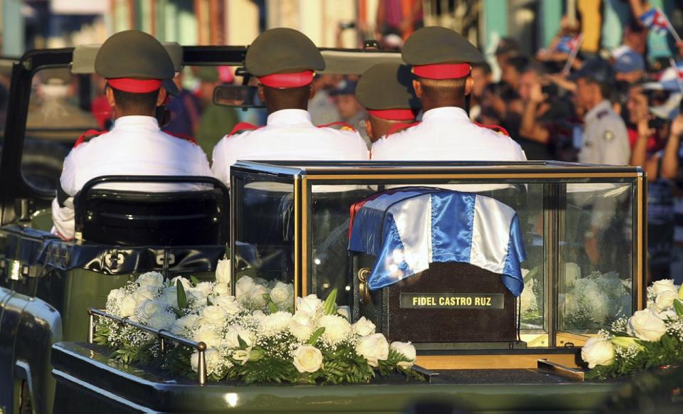 <p>Die Prozession, die die sterblichen Überreste von Fidel Castro zur letzten Ruhestätte geleitet, ist auf dem Weg zum Friedhof Santa Ifigenia in Santiago de Cuba. (Bild: Alejandro Ernesto/ EPA) </p>