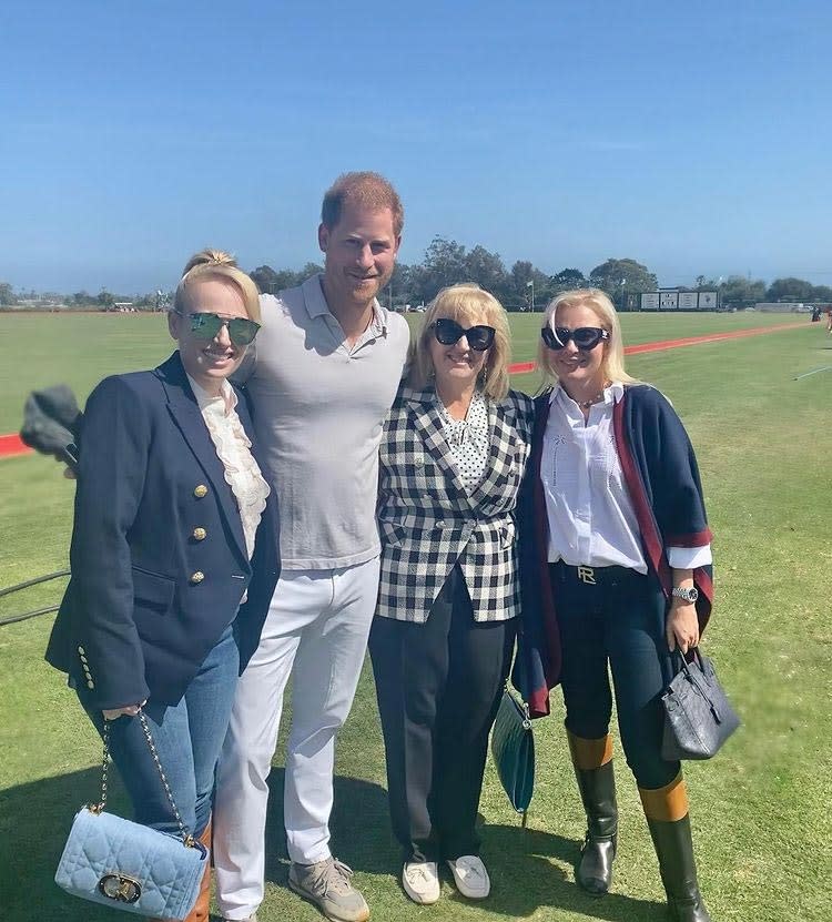 Harry en un partido de polo benéfico con Rebel Wilson