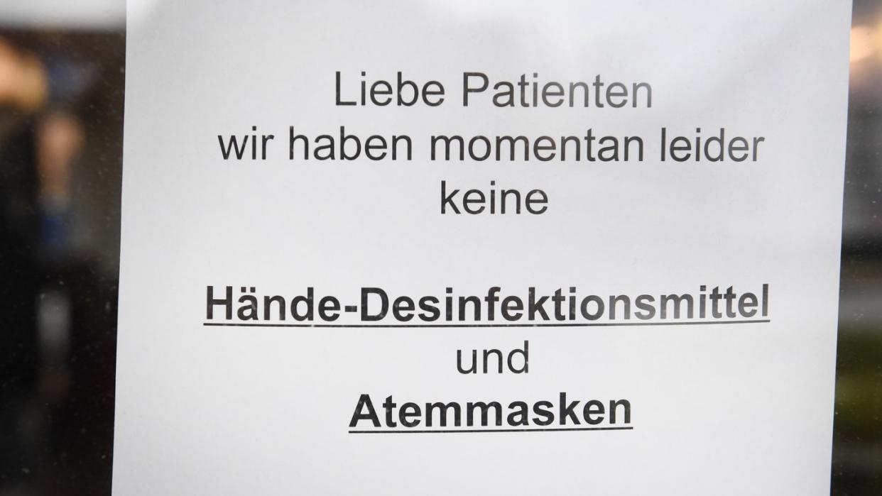 Ein Schild an der Fensterscheibe einer Apotheke.